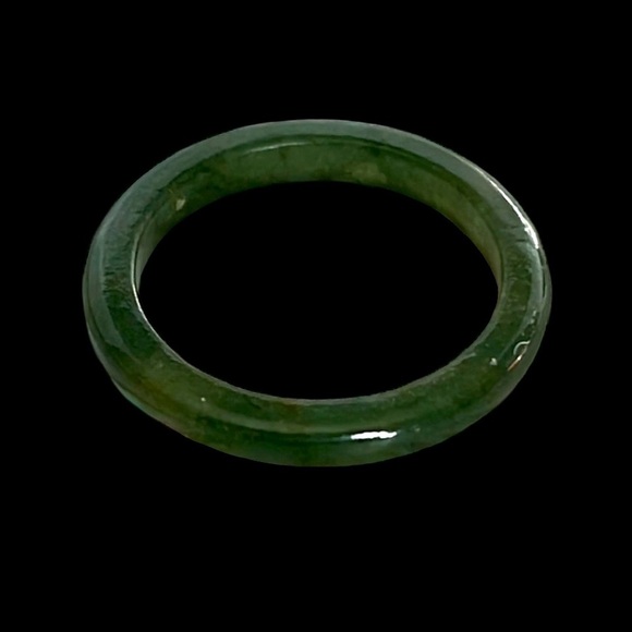 Green Jade Ring. Pre Owned. Size 8.25 - Picture 1 of 2